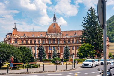 07 numara. Temmuz 2025. Brasov, Romanya. Romanya 'nın Brasov kentindeki cadde ve tarihi binaların manzarası. Transilvanya 'daki Romen kasabasının tarihi ve halkı. Yazı