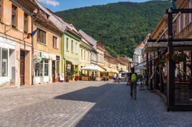 07 numara. Temmuz 2025. Brasov, Romanya. Romanya 'nın Brasov kentindeki cadde ve tarihi binaların manzarası. Transilvanya 'daki Romen kasabasının tarihi ve halkı. Yazı