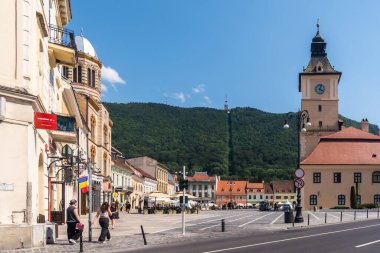 07 numara. Temmuz 2025. Brasov, Romanya. Romanya 'nın Brasov kentindeki cadde ve tarihi binaların manzarası. Transilvanya 'daki Romen kasabasının tarihi ve halkı. Yazı