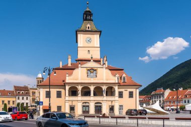 07 numara. Temmuz 2025. Brasov, Romanya. Romanya 'nın Brasov kentindeki cadde ve tarihi binaların manzarası. Transilvanya 'daki Romen kasabasının tarihi ve halkı. Yazı