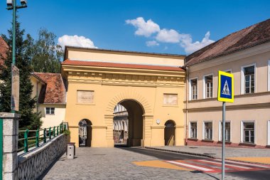 07 numara. Temmuz 2025. Brasov, Romanya. Romanya 'nın Brasov kentindeki cadde ve tarihi binaların manzarası. Transilvanya 'daki Romen kasabasının tarihi ve halkı. Yazı