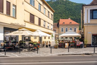 07 numara. Temmuz 2025. Brasov, Romanya. Romanya 'nın Brasov kentindeki cadde ve tarihi binaların manzarası. Transilvanya 'daki Romen kasabasının tarihi ve halkı. Yazı