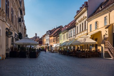 07 numara. Temmuz 2025. Brasov, Romanya. Romanya 'nın Brasov kentindeki cadde ve tarihi binaların manzarası. Transilvanya 'daki Romen kasabasının tarihi ve halkı. Yazı