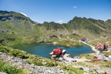 Transfagarasan Fagaras yazın geçer. Romanya 'daki Karpatlar' ı aşan Transfagarasan, dünyadaki muhteşem dağ yolları. Yürüyüş ve tırmanma rotası, ünlü bir yer..