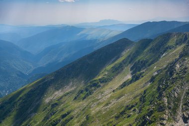 Transfagarasan Fagaras yazın geçer. Romanya 'daki Karpatlar' ı aşan Transfagarasan, dünyadaki muhteşem dağ yolları. Yürüyüş ve tırmanma rotası, ünlü bir yer..