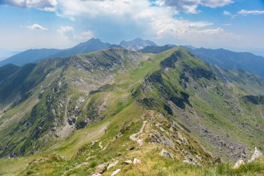 Transfagarasan Fagaras yazın geçer. Romanya 'daki Karpatlar' ı aşan Transfagarasan, dünyadaki muhteşem dağ yolları. Yürüyüş ve tırmanma rotası, ünlü bir yer..