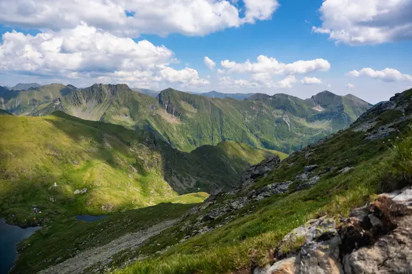 Transfagarasan Fagaras yazın geçer. Romanya 'daki Karpatlar' ı aşan Transfagarasan, dünyadaki muhteşem dağ yolları. Yürüyüş ve tırmanma rotası, ünlü bir yer..