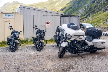 - 05. Temmuz 2025. Transfagarasan, Romanya. Transfagarasan 'ın dolambaçlı yollarından geçen dört Harley Davidson motosikleti Romanya' nın Fagaras Dağları 'na park etti. Yazı