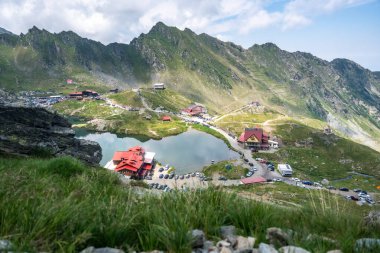 Transfagarasan Fagaras yazın geçer. Romanya 'daki Karpatlar' ı aşan Transfagarasan, dünyadaki muhteşem dağ yolları. Yürüyüş ve tırmanma rotası, ünlü bir yer.