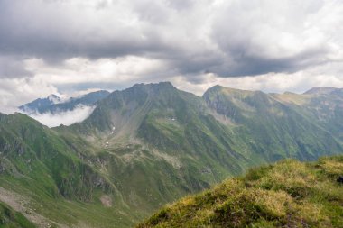 Transfagarasan Fagaras yazın geçer. Romanya 'daki Karpatlar' ı aşan Transfagarasan, dünyadaki muhteşem dağ yolları. Yürüyüş ve tırmanma rotası, ünlü bir yer.