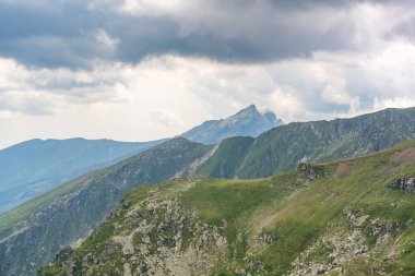 Transfagarasan Fagaras yazın geçer. Romanya 'daki Karpatlar' ı aşan Transfagarasan, dünyadaki muhteşem dağ yolları. Yürüyüş ve tırmanma rotası, ünlü bir yer.