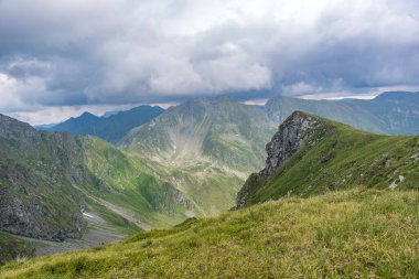 Transfagarasan Fagaras yazın geçer. Romanya 'daki Karpatlar' ı aşan Transfagarasan, dünyadaki muhteşem dağ yolları. Yürüyüş ve tırmanma rotası, ünlü bir yer.