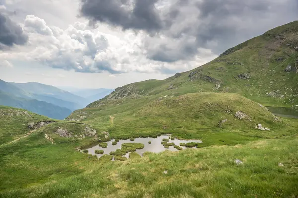 Transfagarasan Fagaras yazın geçer. Romanya 'daki Karpatlar' ı aşan Transfagarasan, dünyadaki muhteşem dağ yolları. Yürüyüş ve tırmanma rotası, ünlü bir yer.
