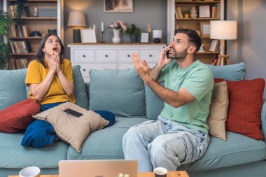 Genç bir çift aile içi şiddeti bildirmek için polisi arıyor. Kadın ve erkek yukarıdaki daireden gelen gürültüyü bildirmek için 911 'i arıyor, tartışıyorlar ve çığlık atıyorlar. Komşular evlerinde kavga ediyorlar..