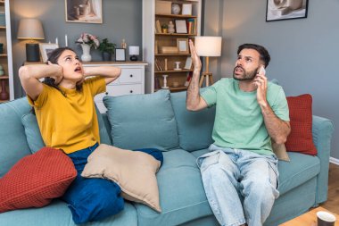 Genç bir çift aile içi şiddeti bildirmek için polisi arıyor. Kadın ve erkek yukarıdaki daireden gelen gürültüyü bildirmek için 911 'i arıyor, tartışıyorlar ve çığlık atıyorlar. Komşular evlerinde kavga ediyorlar..