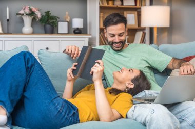 Basit yaşam, birkaç hedef. Evlerinde genç bir çift, erkek serbest çalışan dizüstü bilgisayarda çalışıyor, kadın kitap okuyor. İnsanlar birlikte hayatlarından zevk alıyorlar..