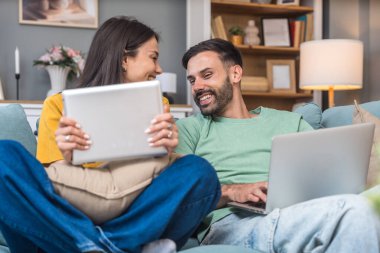 Basit yaşam, birkaç hedef. Genç bağımsız iş adamları evlerinde, serbest çalışanlar dizüstü bilgisayar ve dijital tablet üzerinde çalışıyorlar. Yeni başlayanlar hayatlarının tadını çıkarıyorlar..