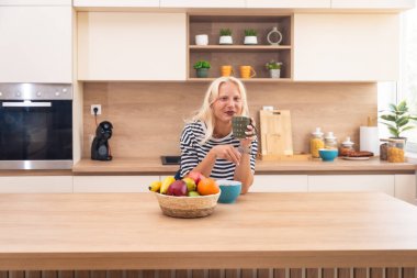 Genç, mutlu, yeni boşanmış, ya da yeni boşanmış, zehirli bir ilişkiden yeni çıkmış, mutfakta durmuş, kahve ya da çay kiralıyor, yeni başlangıçların tadını çıkarıyor ve sabah sessizliğinin tadını çıkarıyor.