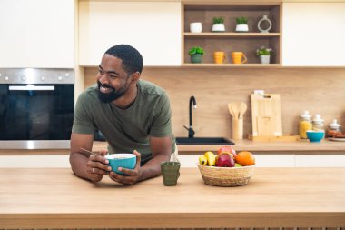 Genç, mutlu, yeni boşanmış, ya da yeni boşanmış, zehirli bir ilişkiden yeni ayrılmış, yeni bir dairede mutfakta duruyor, kahvaltı kiralıyor ve yeni başlangıçların ve sabah sessizliğinin tadını çıkarıyor.