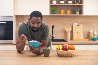 Genç, mutlu, yeni boşanmış, ya da yeni boşanmış, zehirli bir ilişkiden yeni ayrılmış, yeni bir dairede mutfakta duruyor, kahvaltı kiralıyor ve yeni başlangıçların ve sabah sessizliğinin tadını çıkarıyor.