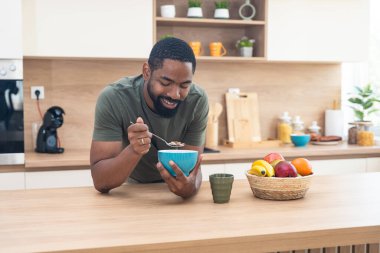 Genç, mutlu, yeni boşanmış, ya da yeni boşanmış, zehirli bir ilişkiden yeni ayrılmış, yeni bir dairede mutfakta duruyor, kahvaltı kiralıyor ve yeni başlangıçların ve sabah sessizliğinin tadını çıkarıyor.