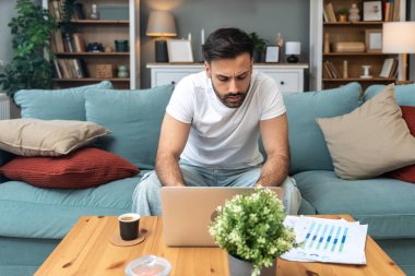 Genç üniversite öğrencisi, serbest çalışan iş adamı, evde dizüstü bilgisayarla çalışan, yeni yenilikçi teknolojiyi ve internet araçlarını test eden,.