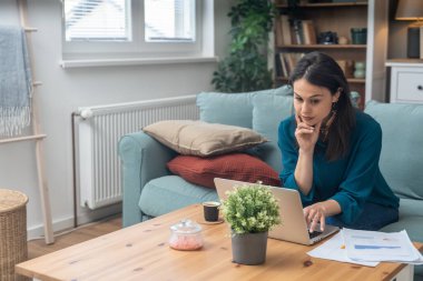 Genç üniversite öğrencisi, serbest çalışan iş kadını, evde dizüstü bilgisayarla çalışan, yeni yenilikçi teknolojiyi ve internet araçlarını test eden,.