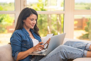 Genç üniversite öğrencisi, serbest çalışan iş kadını, evde dizüstü bilgisayarla çalışan, yeni yenilikçi teknolojiyi ve internet araçlarını test eden,.