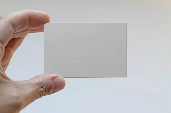 Hand Met Een Blanco Visitekaartje — Stockfoto