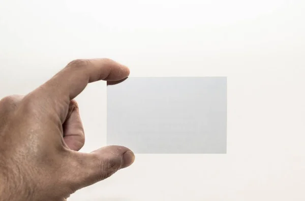 Elinde boş bir kartvizit var.