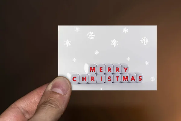 Ręcznie Trzymając Kartkę Świąteczną — Zdjęcie stockowe