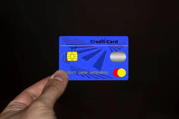 Mano Que Sostiene Una Tarjeta Crédito —  Fotos de Stock