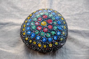 Fırçalanmış çiçek desenli taş.