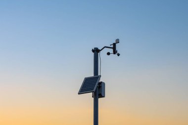Güneş enerjisi paneli ile Anemometre