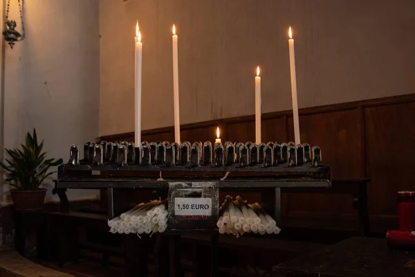 Liturgické Svíčky Zapálené Popředí — Stock fotografie
