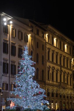 Şehir caddesinde aydınlatılmış Noel ağacı