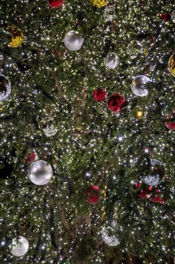 Ön planda aydınlatılmış bir Noel ağacının arka planı