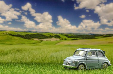 Diorama - Kırsaldaki çayırda eski model bir araba