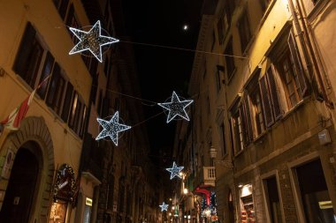 Şehir merkezinde aydınlatmalı bir cadde.