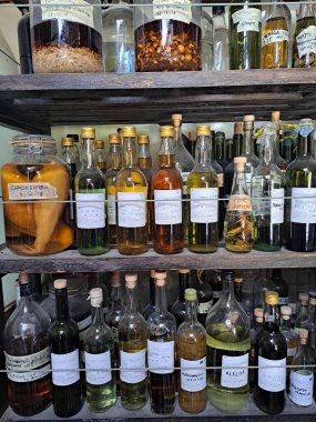 Ollantaytambo, Peru - 2 Temmuz 2022: Cusco, Kutsal Vadi 'deki bir içki imalathanesinde alkollü içecekler