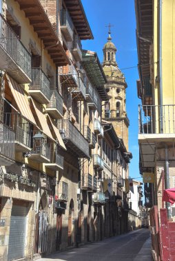 uente la Reina, İspanya - 31 Ağustos 2022: Navarre 'ın Puente la Reina kasabasındaki Ortaçağ Belediye Başkanı