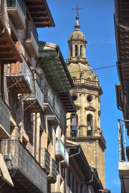 uente la Reina, İspanya - 31 Ağustos 2022: Navarre 'ın Puente la Reina kasabasındaki Ortaçağ Belediye Başkanı