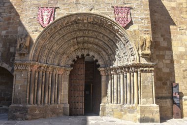 Puente la Reina, İspanya - 31 Ağustos 2022: Puente la Reina, İspanya 'daki Iglesia de Santiago kilisesine giriş