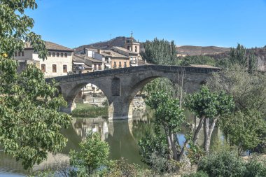 Puente la Reina, İspanya - 31 Ağustos 2022: Roma Puente la Reina ayak köprüsü kemerleri, Navarre, İspanya