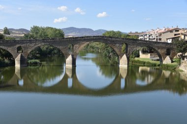 Puente la Reina, İspanya - 31 Ağustos 2022: Roma Puente la Reina ayak köprüsü kemerleri, Navarre, İspanya