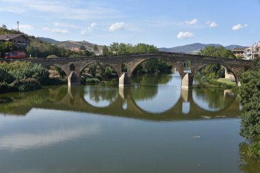 Puente la Reina, İspanya - 31 Ağustos 2022: Roma Puente la Reina ayak köprüsü kemerleri, Navarre, İspanya