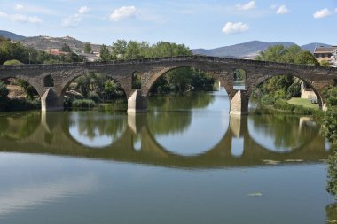 Puente la Reina, İspanya - 31 Ağustos 2022: Roma Puente la Reina ayak köprüsü kemerleri, Navarre, İspanya