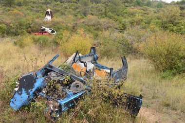 Estella, İspanya - 30 Ekim 2022: Parque de los Desvelados, dev kafatasları ve harabe araçlarla açık hava sanat kurulumu