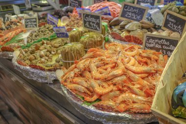 Las Halles pazarında taze balık ve deniz ürünleri satılıyor, Biarritz, Fransa
