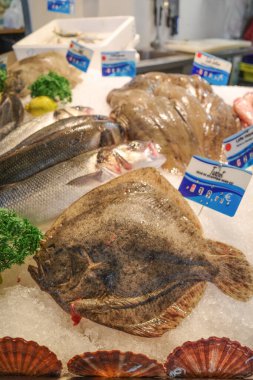 Las Halles pazarında taze balık ve deniz ürünleri satılıyor, Biarritz, Fransa